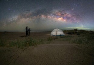 沙漠中露营观璀璨星空