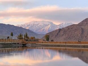 湖畔雪山美景