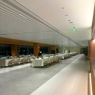 宽敞明亮的室内宴会场地