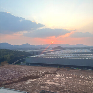 夕阳下的工厂与开阔土地