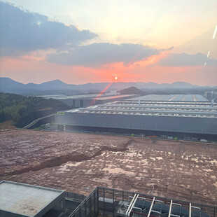 夕阳下的大型建筑施工现场