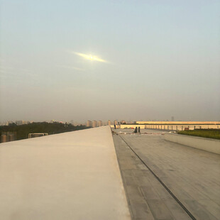 宽阔公路延伸向远方