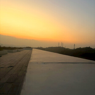 夕阳下的宽阔道路