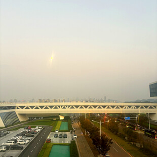 城市中现代风格的过街天桥