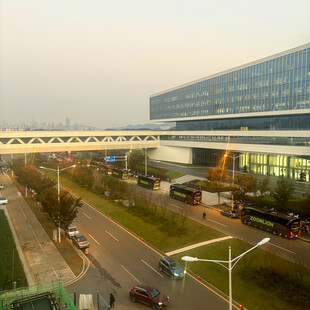 现代化机场外观景象