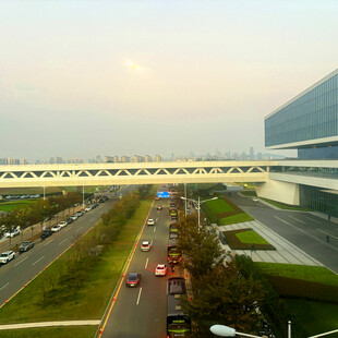 城市高架桥上的繁忙交通