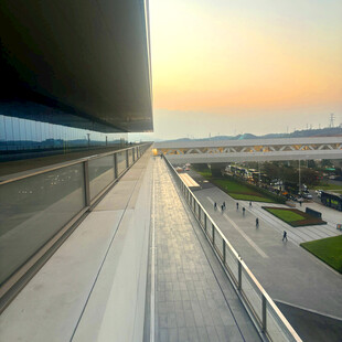 城市建筑露台的黄昏景致