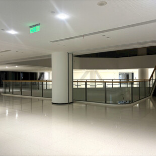 空旷的现代化室内空间