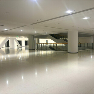 现代宽敞的室内大厅空间