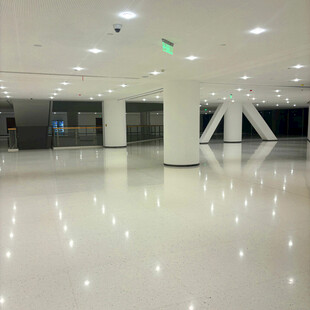 宽敞明亮的现代化室内空间