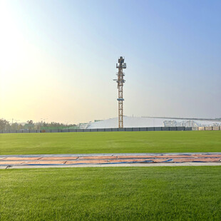 机场跑道旁的通信塔