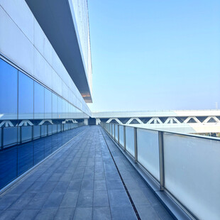 现代建筑外的开阔露台空间