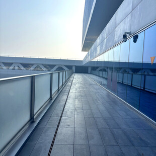 现代建筑外的宽敞空中廊道