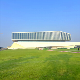 现代建筑矗立绿色草坪上