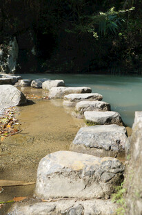 溪边错落有致的石头步道