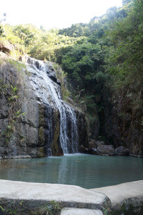 山间瀑布下的清幽水潭