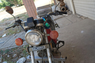 老旧摩托车停在户外角落