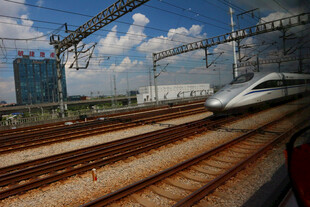 高速列车驶于铁轨之上