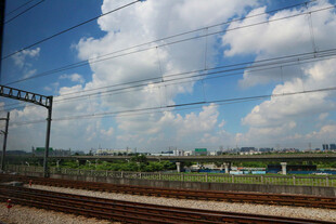 铁轨旁的蓝天白云风景