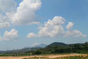 蓝天白云下的山野风光