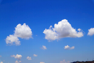 蓝天飘着几朵白云