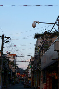 黄昏下的老旧街道景象