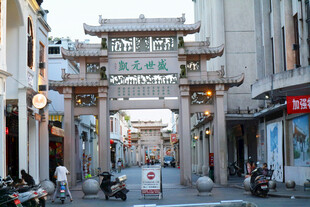 潮州古牌坊下的街道景致
