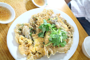 蚝烙美味配香菜