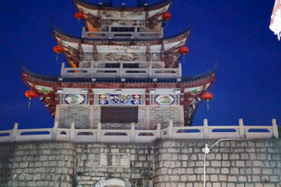 潮州古色古香的中式塔楼夜景