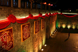 广济楼古巷红灯笼装点的喜庆夜景