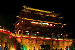 广济楼夜晚璀璨的中式古建筑