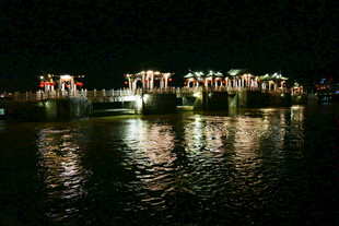 广济桥夜晚河畔璀璨灯光倒影