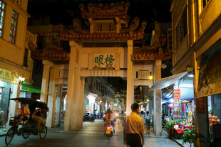 古街夜景行人穿梭其中