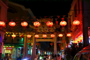 夜晚街头的绚烂灯笼景观