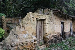 破旧废弃的乡村老屋