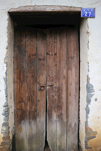 老旧木门岁月的斑驳痕迹