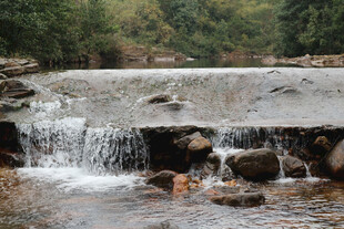 山间小瀑布流水潺潺