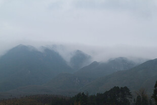 云雾缭绕的山峦美景