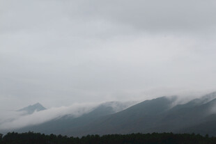 云雾缭绕的山峦景色