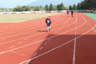 跑道上的运动员