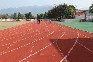 红色塑胶跑道运动场