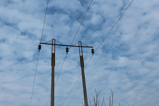 蓝天白云下的电线杆