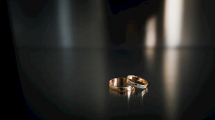 精致对戒置于深色背景