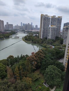 城市河畔景观俯瞰