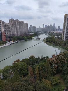 城市河畔景观俯瞰