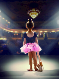 舞台上的芭蕾少女背影