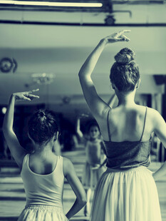 舞蹈室里的优雅芭蕾舞者