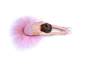 粉色芭蕾舞者优雅身姿