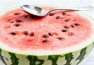 切开的西瓜与勺子