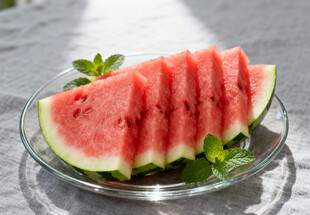 玻璃盘上的西瓜